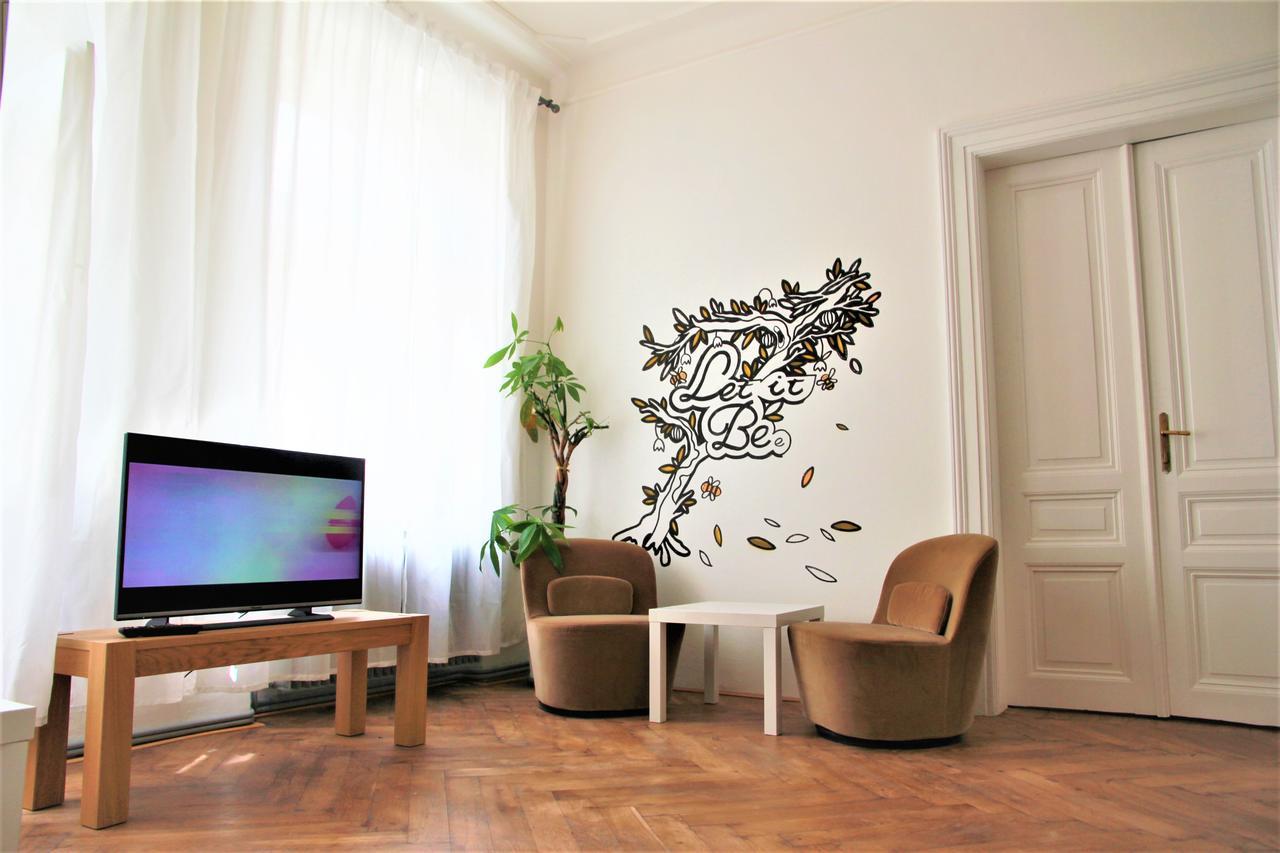 The Republic Garden Hostel Prague Luaran gambar