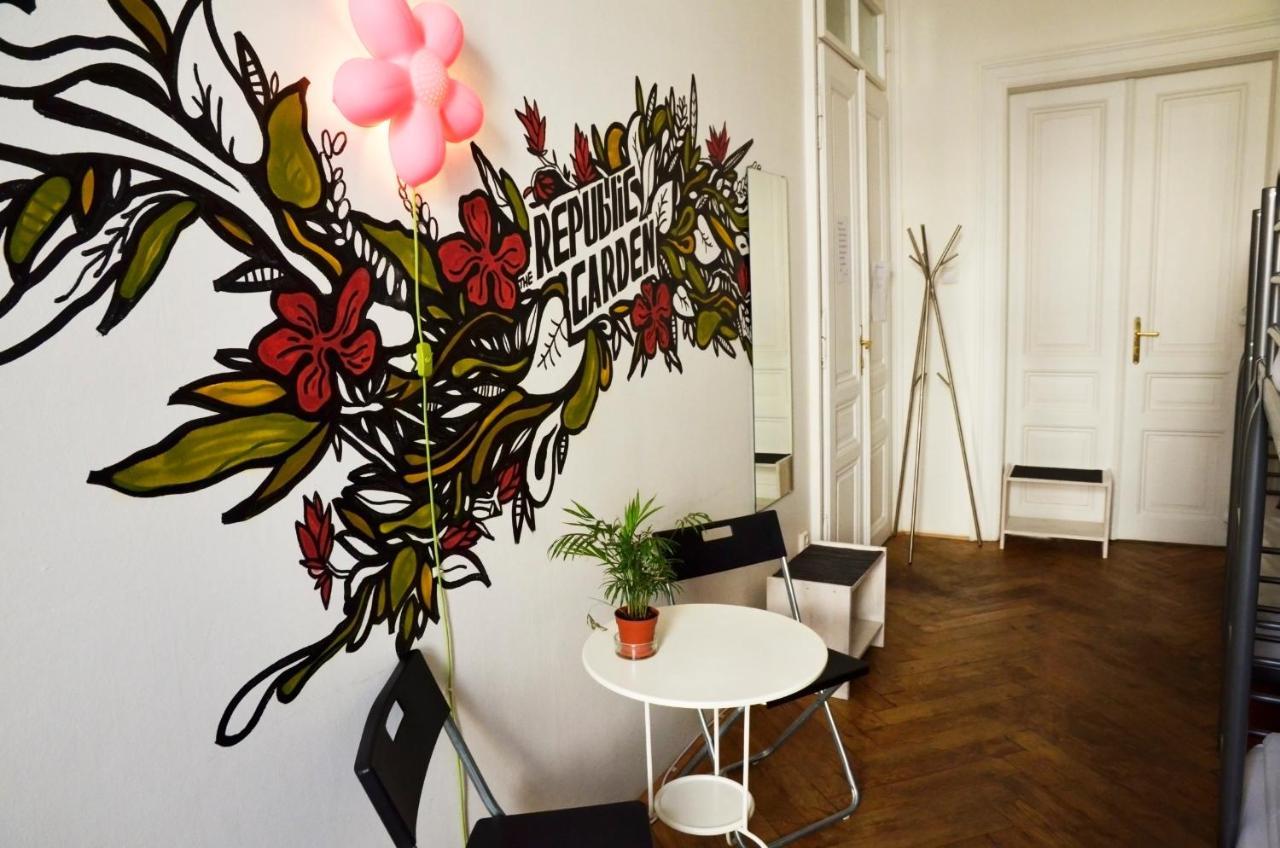 The Republic Garden Hostel Prague Luaran gambar
