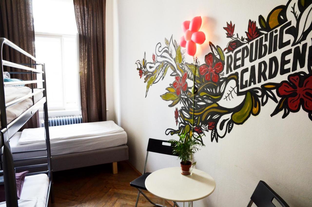 The Republic Garden Hostel Prague Luaran gambar